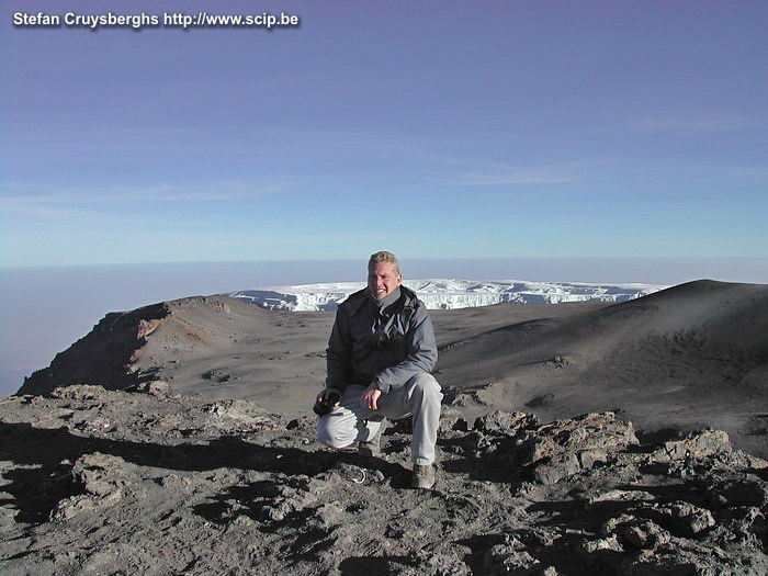 Kilimanjaro - Uhuru - Stefan Vanaf de kraterrand is het nog 1,5 uur stappen naar Uhuru op 5895m. En daar sta je dan, totaal uitgeput maar ontzettend blij dat je de hoogste top van Afrika bereikt hebt. Hierna volgt echter nog een lange afdaling, eerst naar de Kibohut en dan meteen verder naar de Horombohut. Na een lange nachtelijke uitputtingsslag van bijna 14 uur stappen wacht er dan eindelijk eten en na deze weldoende maaltijd kruipt iedereen meteen in z'n slaapzakje.  Stefan Cruysberghs